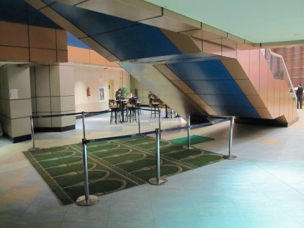 Предполагается, что перед молельной будет специальная зона, предназначенная для омовения, для хранения обуви и багажа