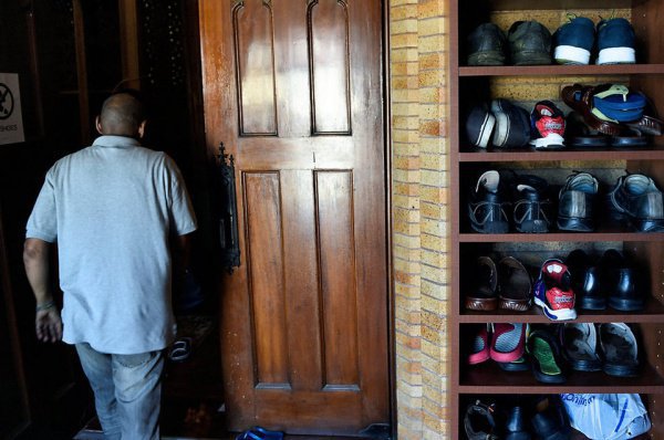 Юсуф Соуле, директор мусульманского центра, купившего церковь, отмечает, что община потратила на ремонт здания уже $300 000