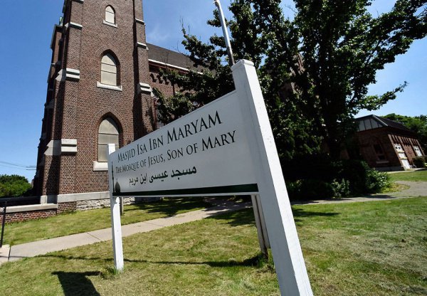 Было принято решение назвать мечеть именем Исы ибн Марьям (Иисуса, сына Марии)