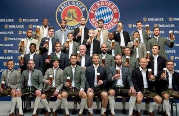 Футболисты-мусульмане отказались фотографироваться с пивом