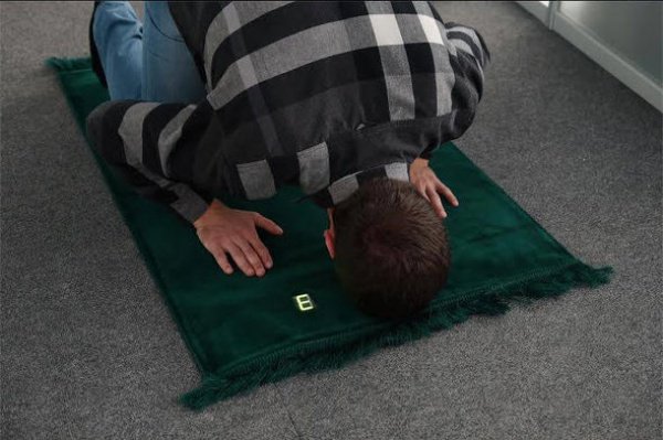 Изобретатель и его команда уже получили патент на электронный коврик для намаза в России