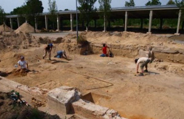 Мечеть была построена из дерева и имела минарет высотой в 23 метра