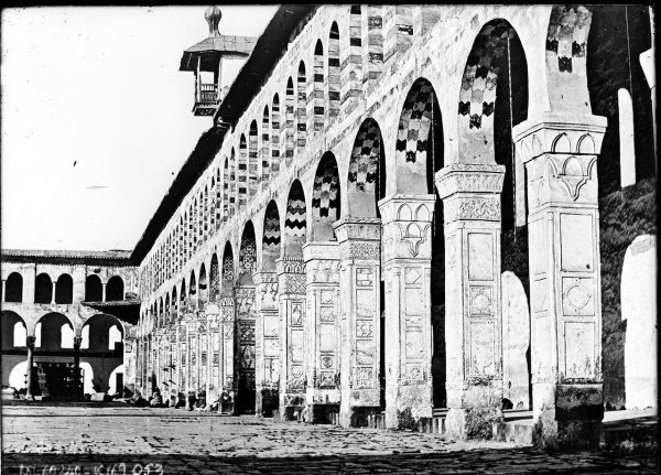 Двор и колонны Большой мечети. 1920