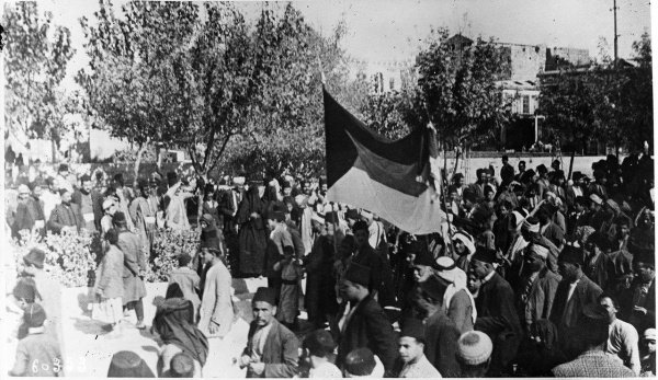 Демонстрация в поддержку независимости Сирии, арабы присоединяются к демонстрантам. 1920