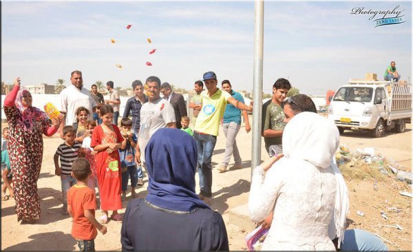 Молодожены из Ирака накормили 225 семей в день свадьбы