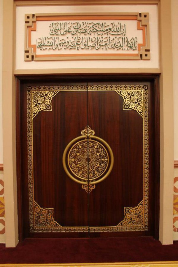 Интерьер украшен аятами Корана.