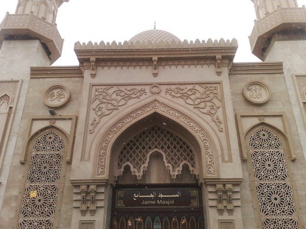 Фасад украшен именами Всевышнего Аллаха и Пророка Мухаммада (мир ему).