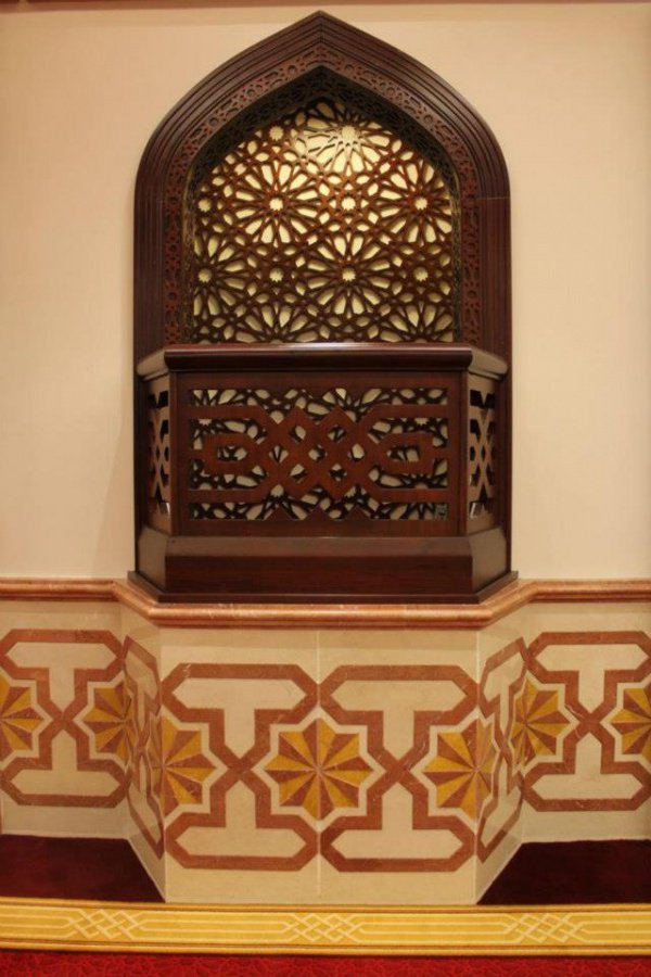 Все внутреннее убранство мечети выполнено в лучших традициях арабского зодчества