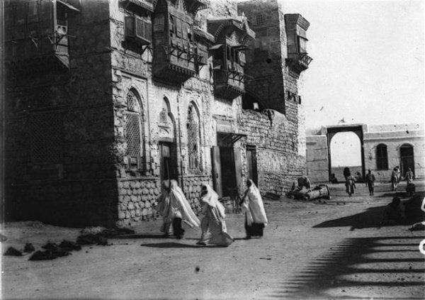 Шарль Винкельсен. Джидда. Улица. Ворота Баб-Шериф. 1918