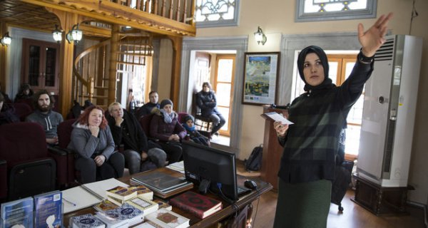 Элиф Зейнеп Юлмас за работой.