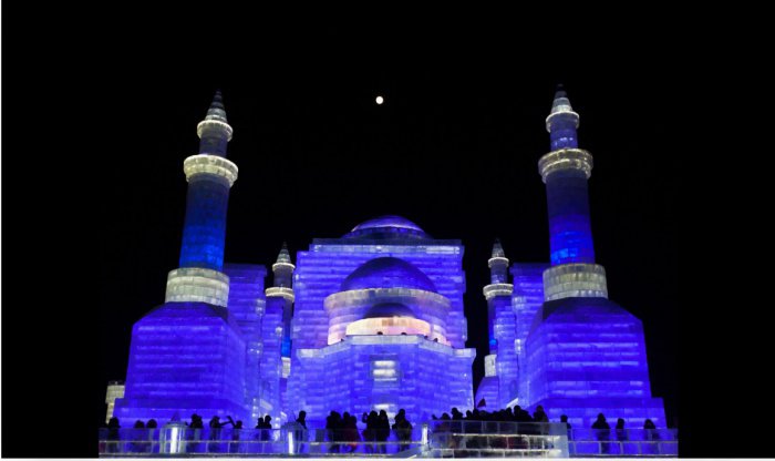Ледяная мечеть на фестивале ледяных скульптур в Харбине