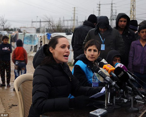 Анджелина Джоли отвечает на вопросы журналистов. Анджелина Джоли отвечает на вопросы журналистов.