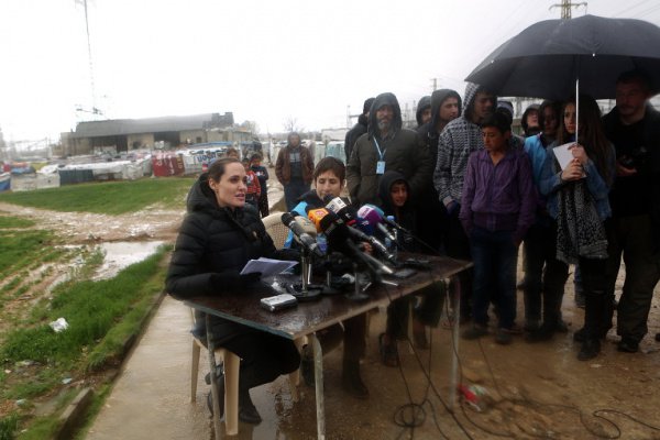 Анджелина Джоли в ходе беседы с журналистами. Анджелина Джоли в ходе беседы с журналистами.