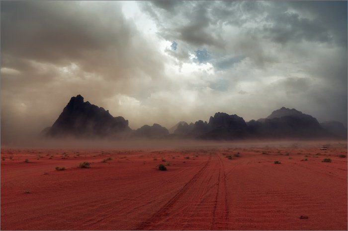 Пустыня, над которой идут кроваво-красные дожди (+ ВИДЕО)