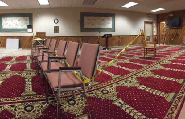 Оцепленное помещение мечети после обстрела.