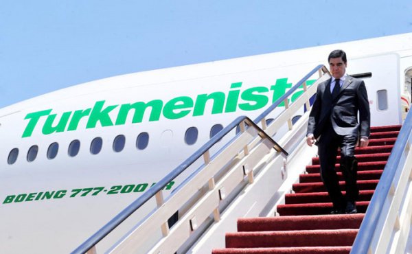 Президент Туркменистана выходит из самолета в Саудовской Аравии.
