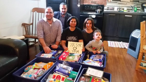Семья сирийских беженцев собирает гуманитарную помощь для канадцев, пострадавших от пожаров