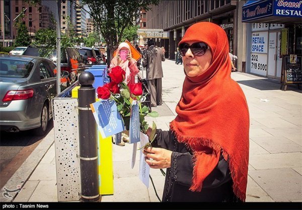 Американские мусульмане одарили сотни прохожих любимыми цветами Пророка (ﷺ)