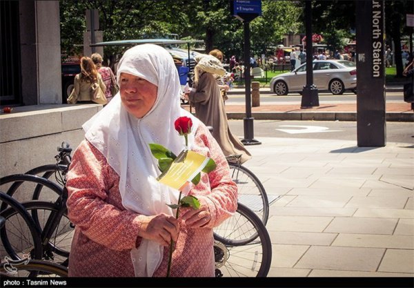 Американские мусульмане одарили сотни прохожих любимыми цветами Пророка (ﷺ)