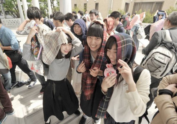 Японские школьники у входа в мечеть.