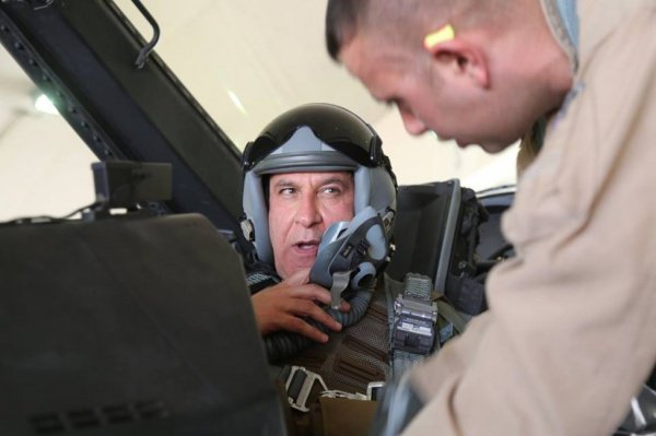 Министр обороны Ирака в самолете.