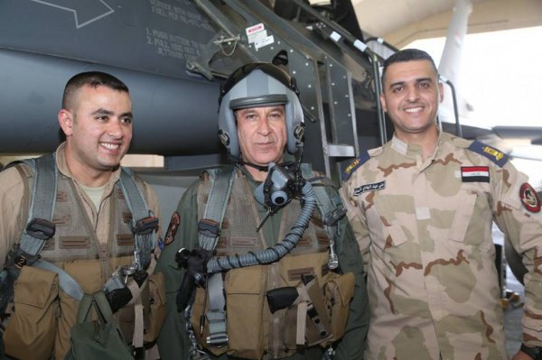 Министр обороны Ирака с военнослужащими иракской армии.