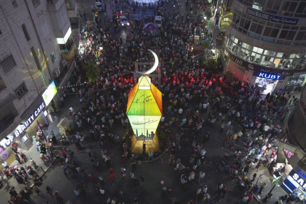 Гигантский фонарь в центре города. Гигантский фонарь в центре города.