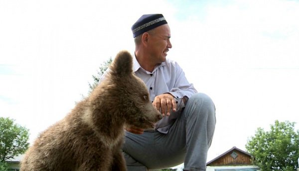 Равшин Зулфиев и медвежонок.