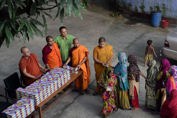 Буддийские монахи с мусульманами.