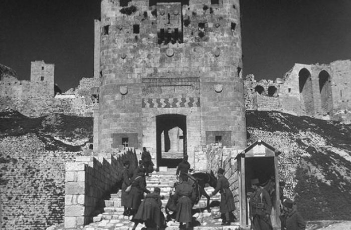 Солдаты французского экспедиционного корпуса на ступенях древней крепости. Алеппо