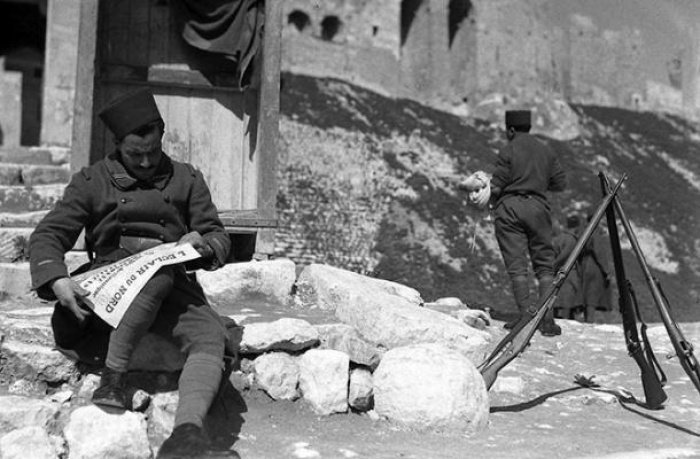 Солдат французского экспедиционного корпуса читает газету Алеппо
