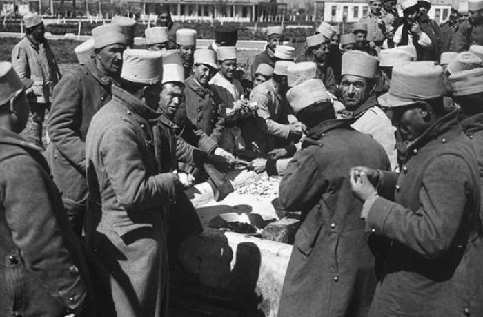 Тунисские пехотинцы обедают.
