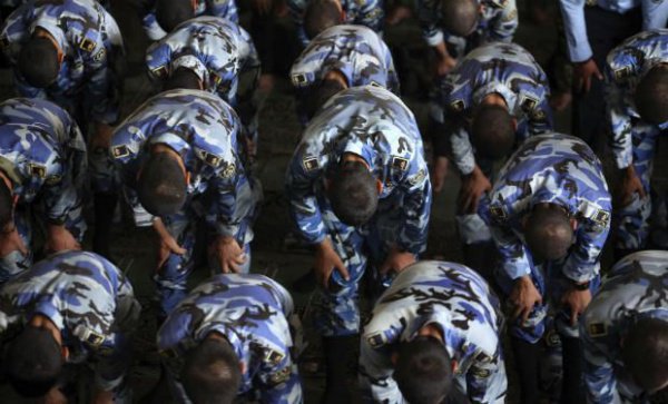 Солдаты ВВС Ирана совершают пятничный намаз