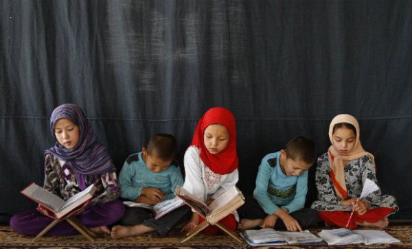 Афганские дети читают Коран