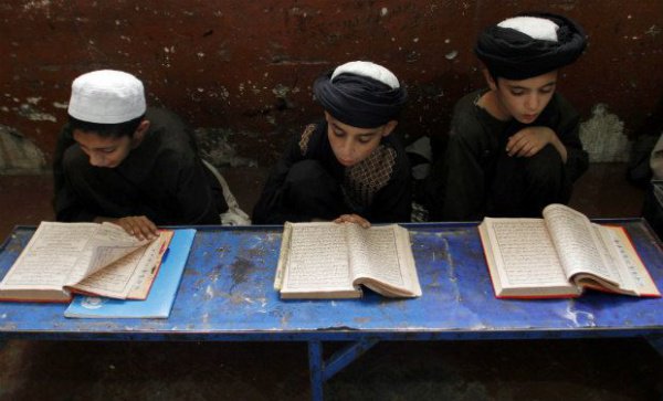 Афганские дети читают Коран