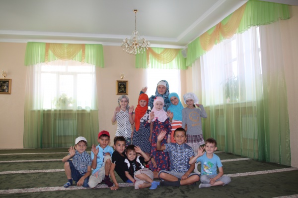Воспитанники летнего лагеря при мечети «Рамазан» получили подарки от БФ «Закят»