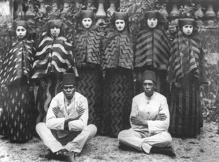 Женщины из гарема султана Абдулхамида II на прогулке (1909 год)