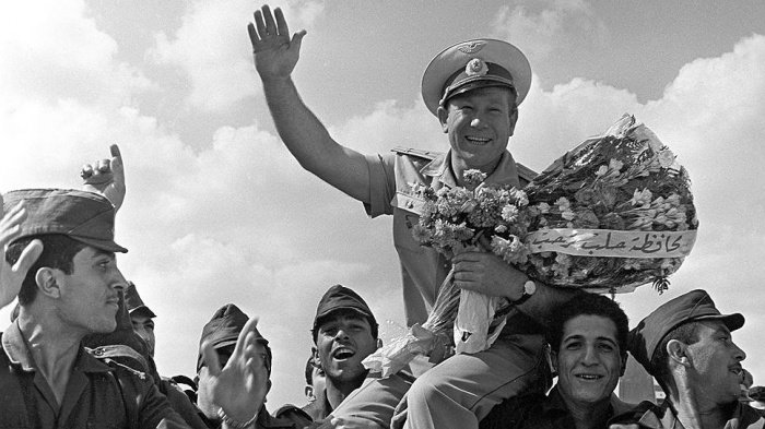 Уникальное фото: советский космонавт Алексей Леонов на приеме у мэра сирийской Латакии