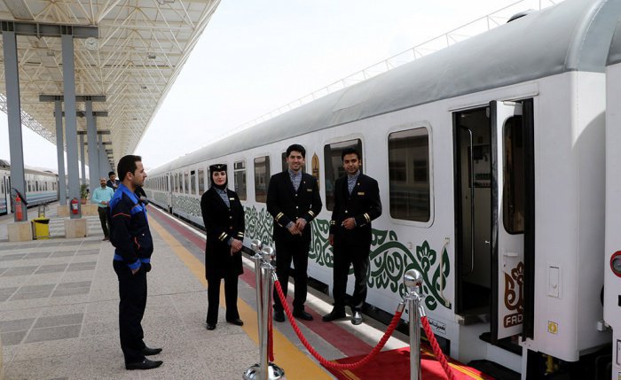 Проводницы первого в Иране пятизвездочного поезда