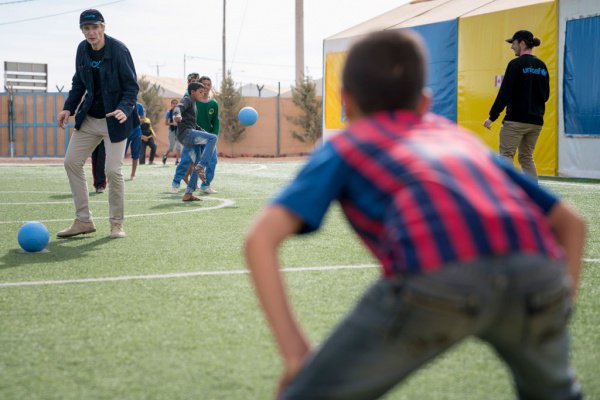 Голливудский актер Лиам Нисон посетил лагерь беженцев (Фото)