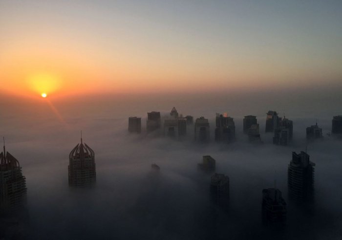 Зимние ветры принесли в Дубай потрясающе красивый туман
