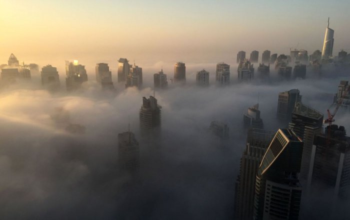 Зимние ветры принесли в Дубай потрясающе красивый туман