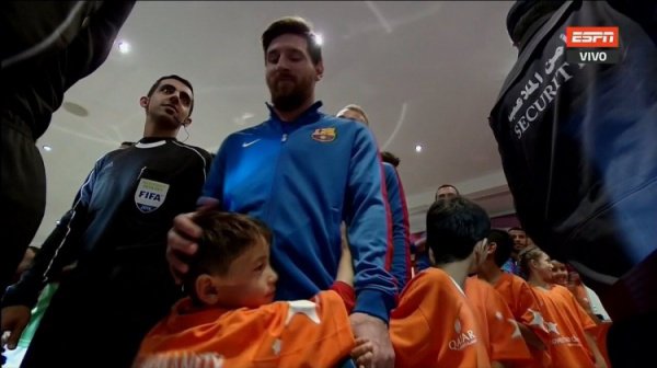 Афганский мальчик, носивший майку Месси из пакета,  встретился с футболистом
