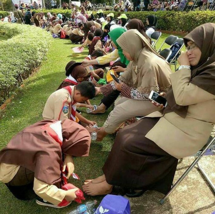 Индонезийские школьники показали, что значит любовь к маме по-мусульмански