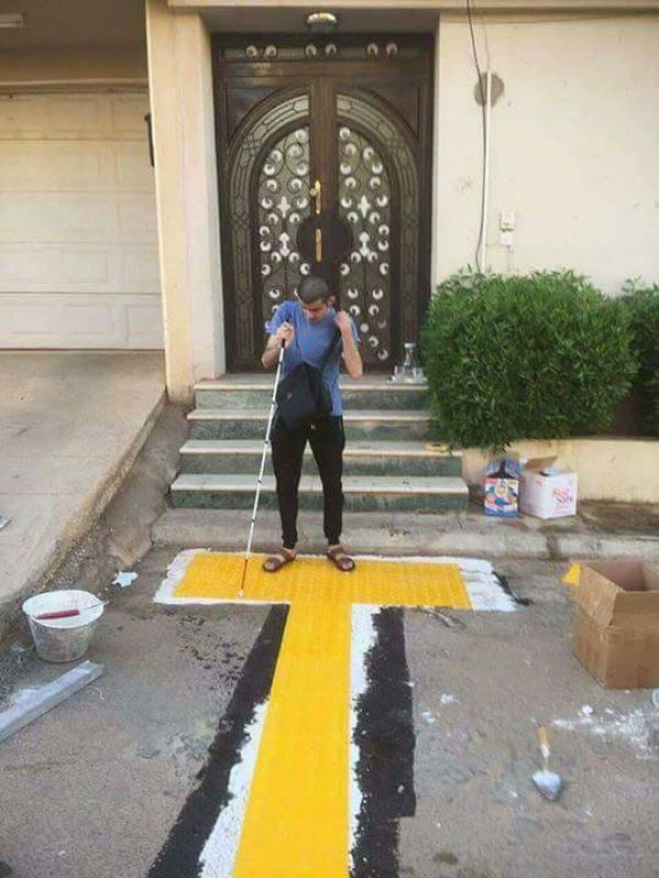 Соседи соорудили для слепого мужчины специальную дорожку, чтобы тот мог ходить в мечеть