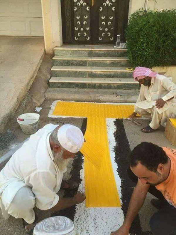 Соседи соорудили для слепого мужчины специальную дорожку, чтобы тот мог ходить в мечеть