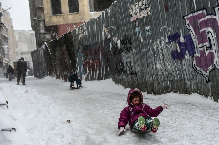 Небывалые снегопады покрыли Стамбул почти полуметром снега