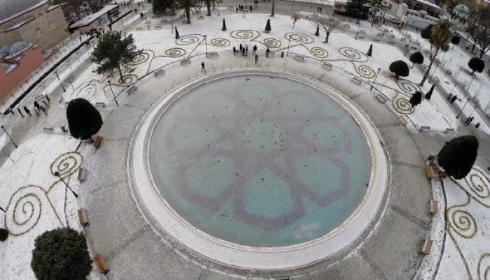 Небывалые снегопады покрыли Стамбул почти полуметром снега