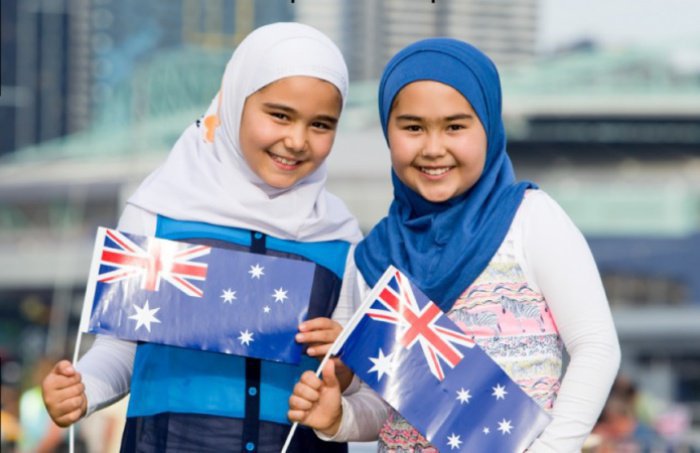 Ради этого фото с девочками в платках австралийцы пожертвовали $ 100 000 
