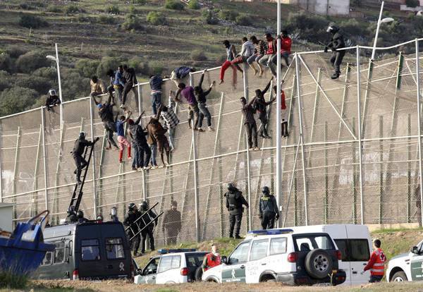 Забор на границе Марокко и Сеуты